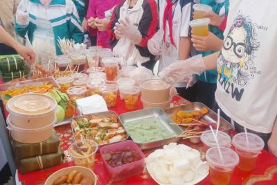 Hội chợ ẩm thực xuân và hoạt động gói bánh chưng tại Trường THCS Thành Lợi