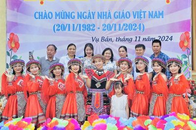 Cán bộ giáo viên nhà trường tham dự hội thi văn nghệ cấp huyện tháng 11/2024